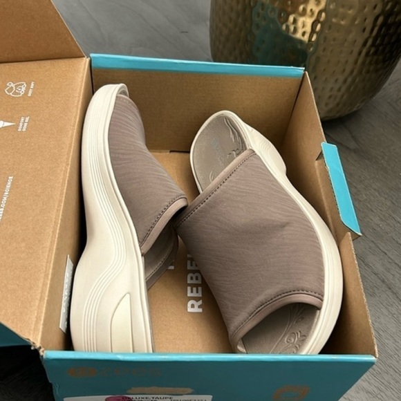 BZees Deluxe Slide Sandal - Picture 2 of 9